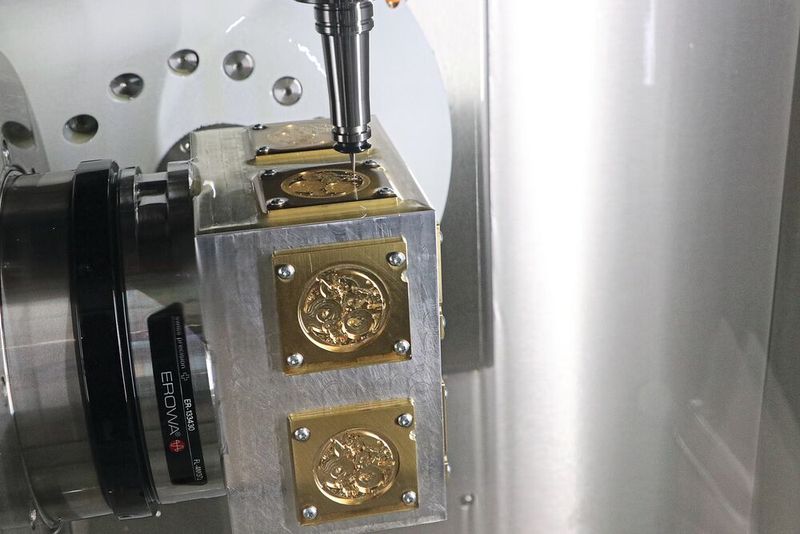 Wenn Kevin Riccius seine Kern Micro Vario vor dem Feierabend startet, macht er sich keinerlei Sorgen mehr: „Ich weiß einfach, dass mit dieser Maschine nichts passieren kann und am nächsten Tag alles passt.“  (Bild: Kern Mikrotechnik GmbH)
