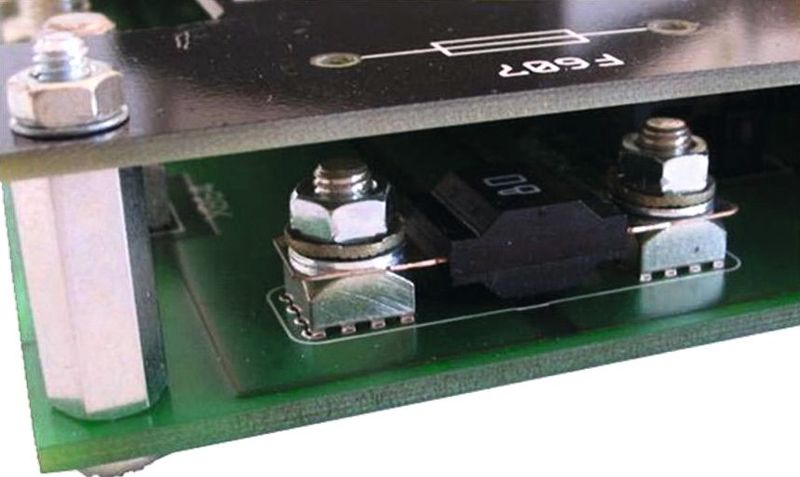 Bild 2: Zwei REDCUBE-PRESS-FIT-Hochstromkontakte halten eine Sicherung.  (Bild:Würth Elektronik eiSos)