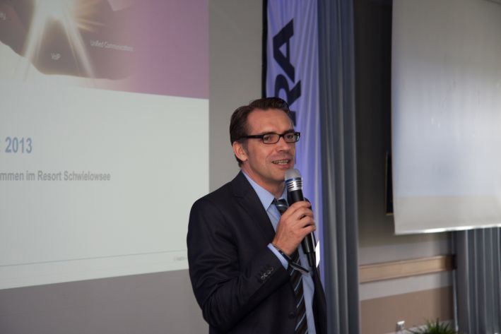 Das VIP-Partnerevent ist in weiten Teilen eine Informationsveranstaltung mit Neuigkeiten zum Markt und zu kommenden Produkten aus dem Hause Aastra. Michael Page, Vertriebsleiter Aastra Deutschland, spricht die begrüßenden Worte. (Aastra Deutschland GmbH)
