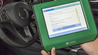 Ab sofort kann der Mega Macs von Hella Gutmann auch neueste Mercedes-Benz-Modelle diagnostizieren. (Bild: Hella Gutmann Solutions GmbH)