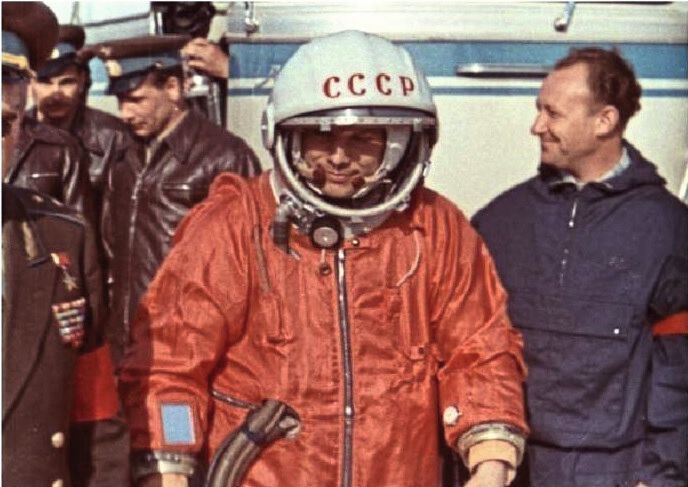 Youri Gagarine avant son vol historique. Sur sa manche gauche la montre Sturmanskie qui fera le voyage avec lui.  (Source : Roscosmos)