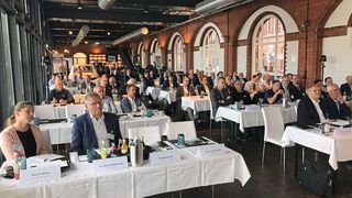 Knapp 100 Teilnehmer waren bei den Hamburger Karosseriebautagen vor Ort. Etwa 40 nahmen digital am Bildschrim teil. (Claus-Peter Köth/Automobil Industrie)