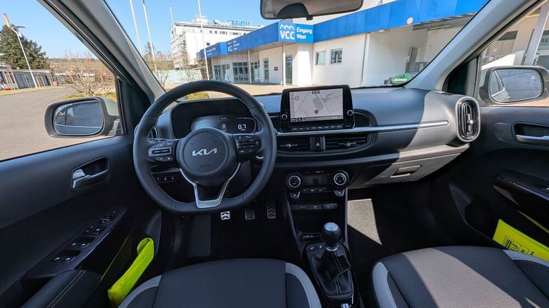 Das Cockpit ist mit einem Touchscreen-Infotainmentsystem mit acht Zoll Bildschirmdiagonale ausgestattet. Das System bietet unter anderem Apple Carplay und Android Auto, Navigation und ein Soundsystem. (Bild: VCG - Mauritz)