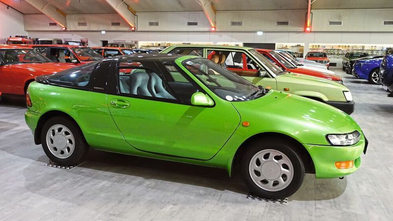 Ob er schön ist? Auf jeden Fall ist er ein Hingucker, der Sera. Ein 2-türiges, 4-sitziges Coupé, das Toyota von 1990 bis 1995 produzierte. Der Wagen wurde nur für den japanischen Markt hergestellt (Rechtslenker!). (Bild: Dominsky – »kfz-betrieb« )
