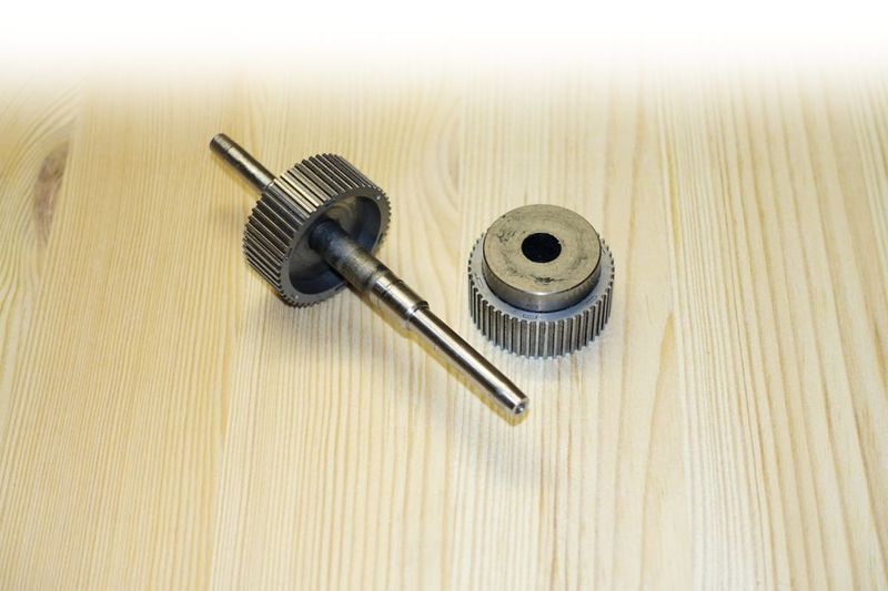 Ein Rotorpaket hat sich gelöst und konnte von der Welle genommen werden.
Der aufgeraute Bereich zeigt zwei Einfärbungen, der innere ist fast metallfarben geblieben, der äußere ist eher dunkel eingefärbt, hier zeigen sich Klebstoffreste. Der Ringmagnet klebt auf dem losen Rotorpaket, nicht mehr auf dem, das auf der Welle sitzt. (Thiel/Trumpf)