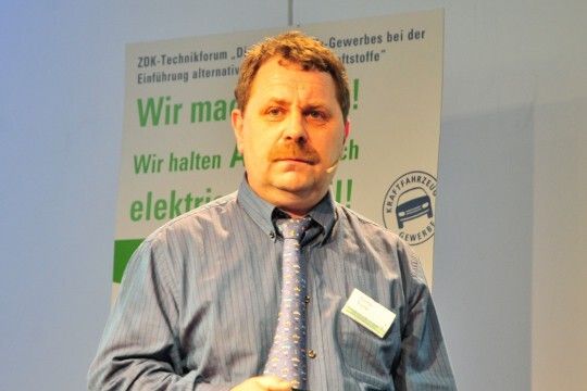 Günter Puritz von Becker Automobile in Hamburg stellte den vom Autohaus entwickelten Elektro-Umrüstsatz für einen Renault Twingo vor. (Foto: Schmidt)