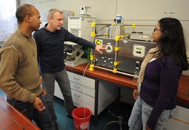 Prof. Dr. Jan Hoinkis (mitte) erklärt den beiden wissenschaftlichen Mitarbeitern des BioNextGen-Projekts am Institut für Angewandte Forschung (IAF) der Hochschule Karlsruhe Shamim Ahmes Deowan (links) und Dr. Catherine Aresipathi (rechts) die Prüfeinrichtung zum Test der neu entwickelten Membranen.  (Bild: John Christ)