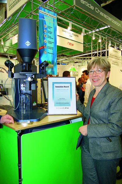 Sieger in der Kategorie Materialanalyse und -charakterisierung: Renate Hessemann, Marketing Manager Europa bei Malvern Instruments, präsentierte den Award gleich auf dem Messestand. (Archiv: Vogel Business Media)
