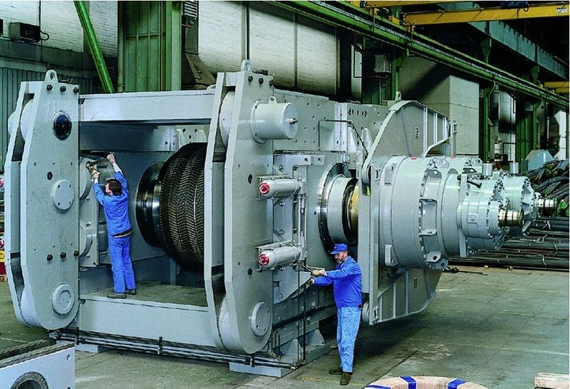 Gutbett-Walzenmühle. Sie besteht aus zwei gegesinnig drehenden Walzen. Das Schüttgut wird bei hohem Druck zerkleinert. Das erfordert harte und dennoch zähe Walzenoberflächen. Bild: RUB (Archiv: Vogel Business Media)