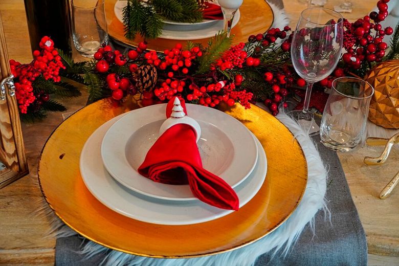 In einer repräsentativen Umfrage hat Statista von Oktober bis November 2025 gefragt „Welche Gerichte wird es bei Ihnen über die Feiertage geben?“. Die Befragten konnten mehrere Gerichte nennen. Die folgende Bildergalerie rankt die beliebtesten Weihnachtsgerichte und -süßigkeiten der Deutschen. (Bild: frei lizenziert)