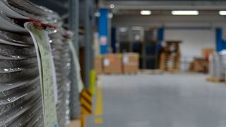 Links im Vordergund: Vakuum-Isolierpaneele von Va-Q-Tec. Produkte dieses Unternehmens halten Temperaturen konstant, um eine bessere Lebensqualität zu schaffen – auch mithilfe von KI. (Va-Q-Tec)