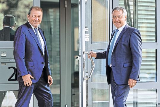 Stefan Zecha (li.) und Reiner Kirschner (re.), Geschäftsführende Gesellschafter der Zecha Hartmetall-­Werkzeugfabrikation GmbH: «Unser Firmenjubiläum ist nicht nur ein Rückblick auf die Vergangenheit, sondern auch ein Ausblick in die Zukunft, in der wir die Maxime, unter der Erwin Zecha die Firma im Jahr 1964 gegründet hat, nicht ausser Acht lassen werden: klein anfangen, bedächtig wachsen und nie den Horizont verlieren.»