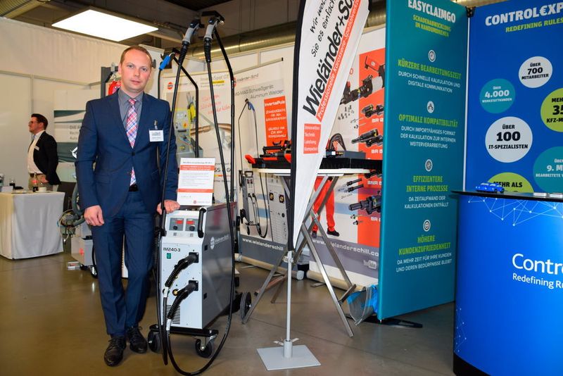 Beim Karosseriewerkzeugspezialist Wieländer+Schill standen auf den WKST neben dem weiterentwickelten High-End-Schweißgerät IP7 vor allem die neue Invertemaschine IM 240-3 im Fokus. Sie verfügt über drei getrennte Schweißpakete und ist das erste Exemplar einer komplett neuen Produktfamilie im mittleren Preissegment. (Holz / »kfz-betrieb«)