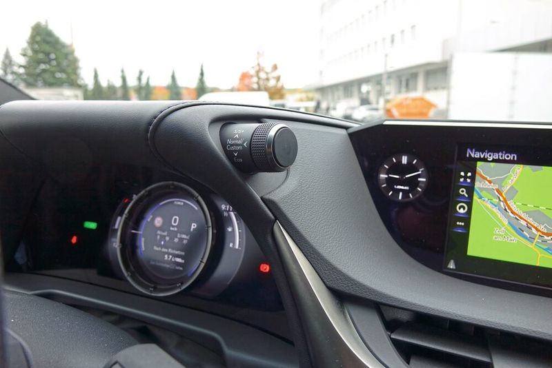 Über die merkwürdig angebrachten „Hörner“ am Cockpit, lassen sich einige Assistenten sowie die Fahrmodi verstellen. (Sven Prawitz/»Automobil Industrie«)