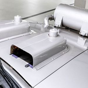 Um die Kühlung des Vierventil-V8 zu sichern, ließen sich zwei in Hutzen auf der Motorhaube untergebrachte Ventilatoren zuschalten, die heiße Luft nach außen zogen.(Bild:  Porsche)