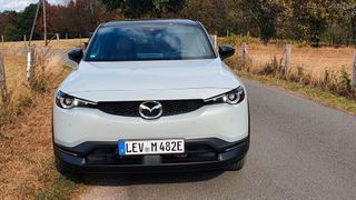 Der Mazda MX-30 E-Skyaktiv Advantance in der Dreiton-Lackierung „Mondsteinweiß Metallic“ (für 1.500 Euro Aufpreis) ist eigentlich nicht für Überlandfahrten geeignet. Fahrdynamisch schon, aber nicht von seiner Reichweite her. (Mauritz/»kfz-betrieb«)