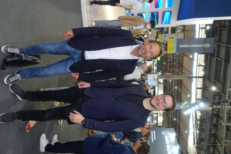 Dietmar Kraume und Niklas Münch (r., Nuvias Alliance Trading), schauen sich mal um, was es im Bereich UC Neues gibt. (IT-BUSINESS)