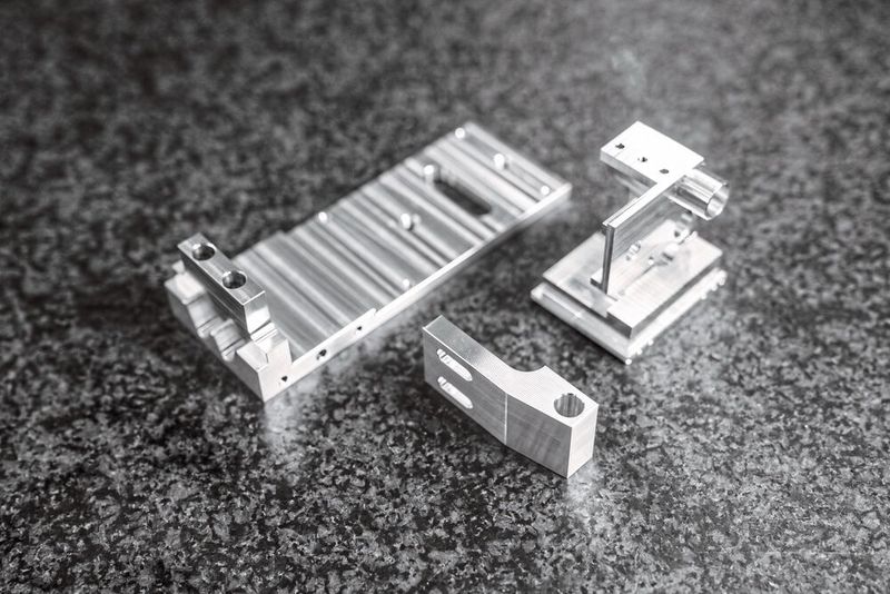 Hamilton fertigt alle wichtigen Komponenten für seine intelligenten Beatmungsgeräte, Pipettierroboter, Sensoren, automatisierten Probenverwaltungssysteme und weiteren Automationslösungen selber vor Ort. (Hermle AG)