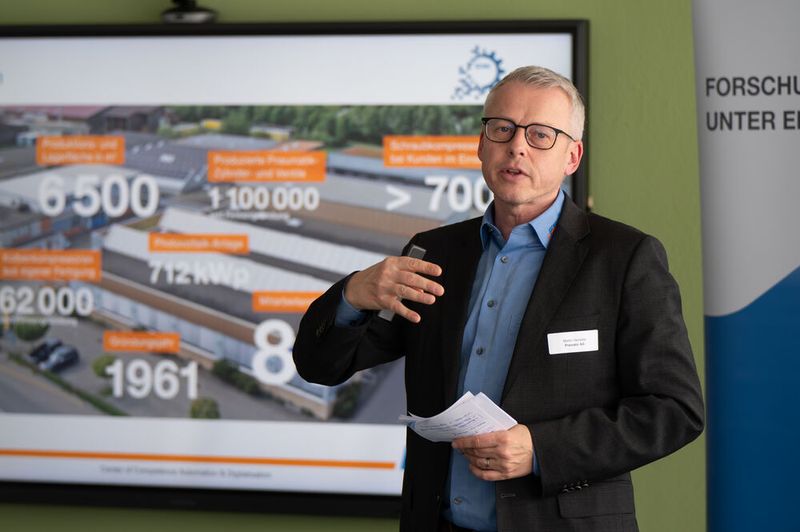 Martin Henseler, Verkaufsleiter der Prematic AG, präsentierte das von Innosuisse geförderte Projekt «Doctor Chiller», das gemeinsam mit ZHAW, SMC und Ynovatec AG realisiert wird. (Bild: SMC Schweiz AG)