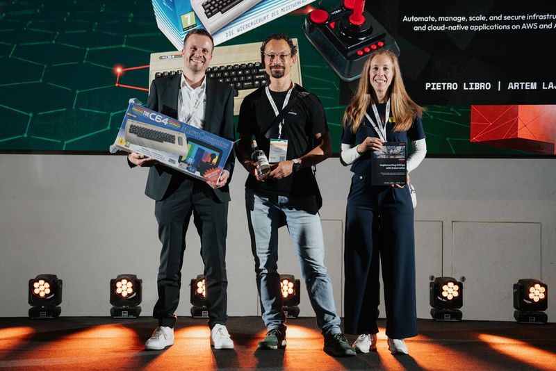 Die glücklichen Gewinner der Cloud Native Challenge 2025: Steffan Hettich (adconova), Jan Stamer (crossnative) und Annika Heuler-Kottmann (Rewe digital). (Bild: Manuel Emme Fotografie / Vogel IT-Akademie)