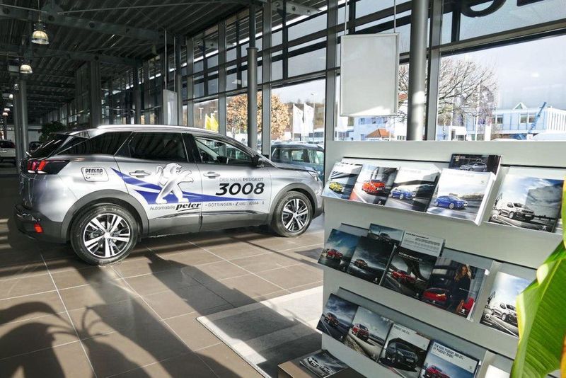 Zahlreiche Infobroschüren geben Antworten auf offene Fragen.  (Autohaus Peter)