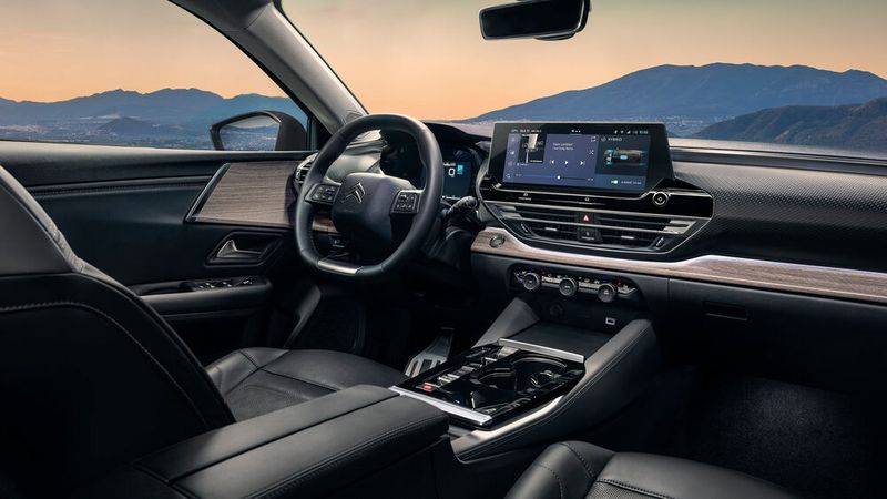 Zusätzlich zum12-Zoll-Touchscreen kommt ein Head-up-Display, das wichtige Fahrerinformationen direkt in die Scheibe und nicht auf ein kleines Plexiglaselement projiziert. (Bild: William Crozes/Continental Productions/Citroën)