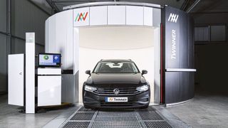 Kameras und Sensoriken des Scanners befinden sich hauptsächlich in und über dem Tor, hinzu kommen im Boden eingelassene Scanner für Reifenprofiltiefe und Unterboden. (Bild: Twinner)