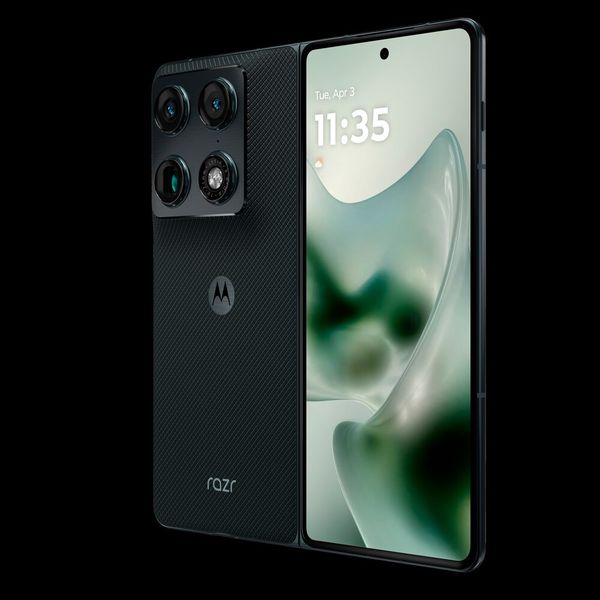 Das  6,6 Zoll große Außendisplay löst mit 2.520 x 1.080 Pixeln auf und bietet Spitzenhelligkeiten von bis zu 6.000 Nits.   (Bild: Motorola)