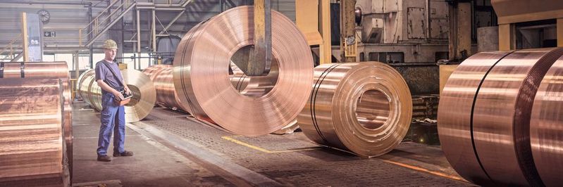 Schwermetall Halbzeugwerk zählt zu den weltweit führenden Herstellern von Vorwalzbändern aus Kupfer und Kupferlegierungen. In den Fräswalzen kommen Gleichstromantriebe von ABB zum Einsatz. Schwermetall Halbzeugwerk zählt zu den weltweit führenden Herstellern von Vorwalzbändern aus Kupfer und Kupferlegierungen. In den Fräswalzen kommen Gleichstromantriebe von ABB zum Einsatz.