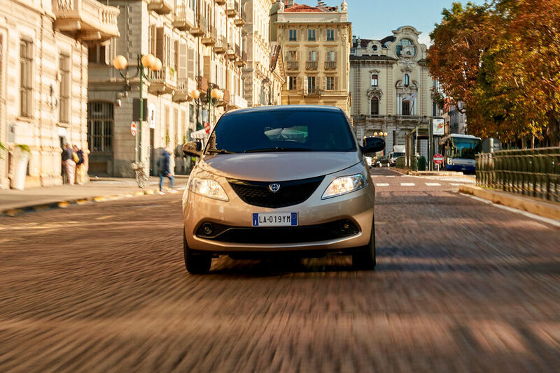Vertrieben wird der Ypsilon weiterhin ausschließlich in Italien, wo man mindestens 14.450 Euro für die neue Hybridversion investieren muss. (Lancia)