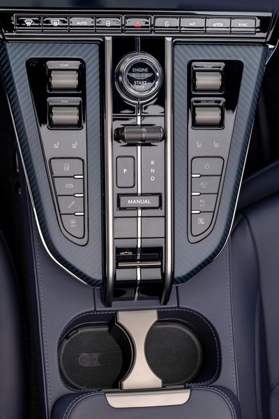 In der Mittelkonsole bietet der noble Brite noch reichlich Tasten und Schalter. (Aston Martin/Andy Morgan)