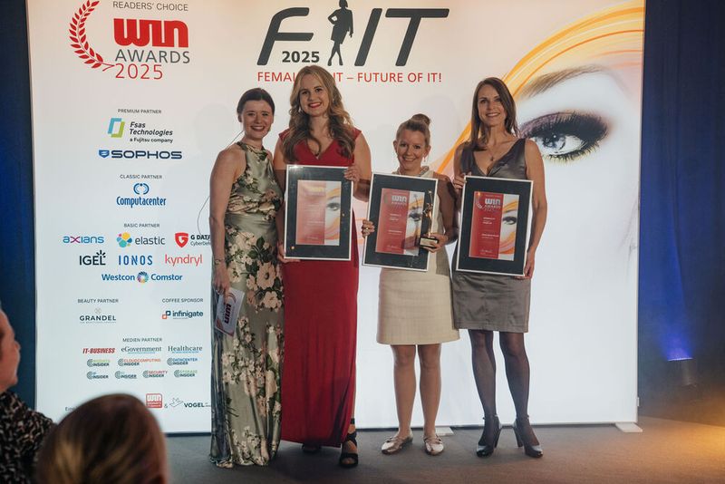 Die Gewinnerinnen aus dem Bereich »Women in IT « | Kategorie » Start Up«. Doris-Muriel Finckh (Silber), Annika Wägenbauer (Gold) und Marion Schleifer (Platin). (Bild: Manuel Emme Fotografie)