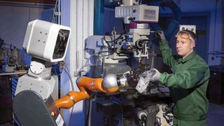 Bild 1: Mensch und Roboter werden sich zukünftig den Arbeitsraum teilen und zusammen arbeiten. Dafür sind entsprechende Sicherheitskonzepte erforderlich. (Bild: Fraunhofer-IFF)