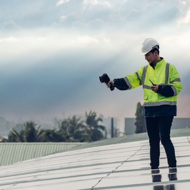 Inspector examination of photovoltaic modules using a thermal imaging camera (Source: © kanpisut - stock.adobe.com)