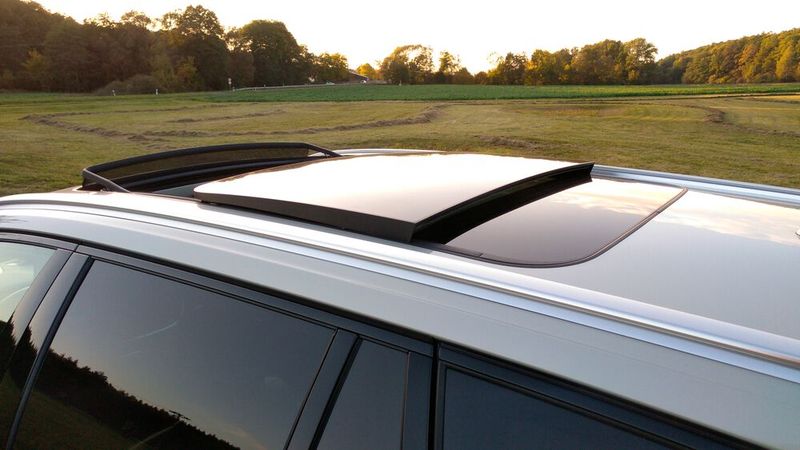 Viel Licht und Luft im Innenraum: Das Panorama-Schiebedach passt gut zum entspannten Cruiser. (Bild: Thomas Günnel/Automobil Industrie)