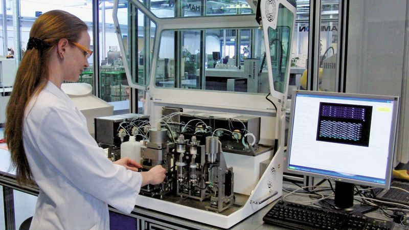 Abb. 1: Das Minilabor im Praxiseinsatz beim Milchprüfring Bayern (MPR) in Wolnzach.  (Bild: Baumgartner/MPR Wolnzach)