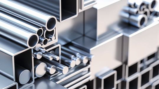 Engpasspanik treibt den Preis für Aluminium auf ein 10-Jahres-Hoch, wie dpa berichtet. Eine Tonne des Leichtmetalls kostete Ende August 2.726 US-Dollar.(Bild:  ©Bildwerk - stock.adobe.com)