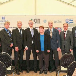 Die Protagonisten der Eröffnungsveranstaltung: v.l. Prof. Maximilian Fichtner (HIU, Direktor CELEST, POLiS), Prof. Holger Hanselka (Präsident KIT), MD Ulrich Steinbach (Amtschef MWK), Staatssekretär Christian Luft (BMBF), Dr. Margret Wohlfahrt-Mehrens (ZSW, CELEST, POLiS), Prof. Helmut Ehrenberg (KIT, CELEST, POLiS), Prof. Michael Weber (Präsident Universität Ulm), Prof. Axel Groß (Universität Ulm, CELEST, POLiS). 