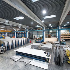 Ein Blick in die "Vorratsräume" von Zapp. Neben Stangen-, Rohr- und Drahtmaterial aus Stahl, Titan und anderen Metallen, lagern hier auch Bleche und Flachkomponenten in gängigen Größen.