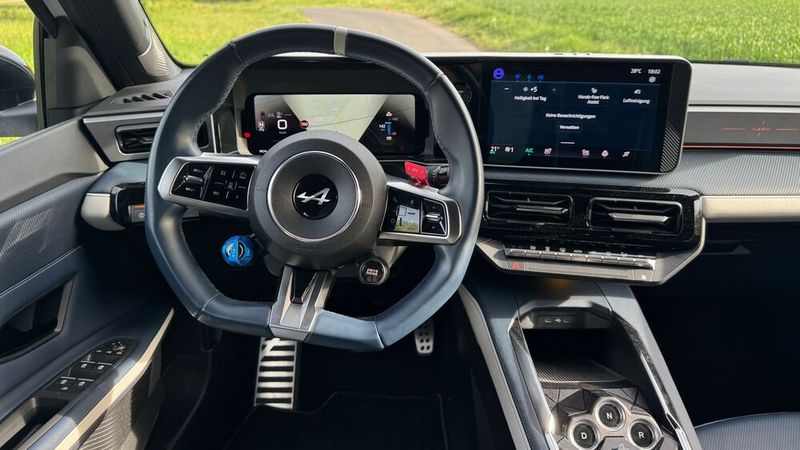 Im Cockpit ist vor allem das Lenkrad ein Hingucker. (Bild: Achter – VCG)