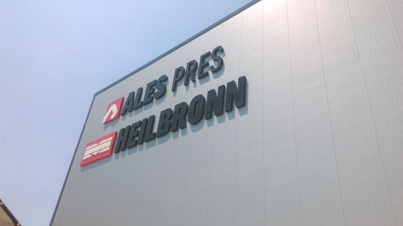 Beim Neubau von Ales Pres in Bursa zeigen das Unternehmen auch seine Partnerschaft mit der Heilbronn-Unternehmensgruppe. (Bild: Heilbronn-Unternehmensgruppe)
