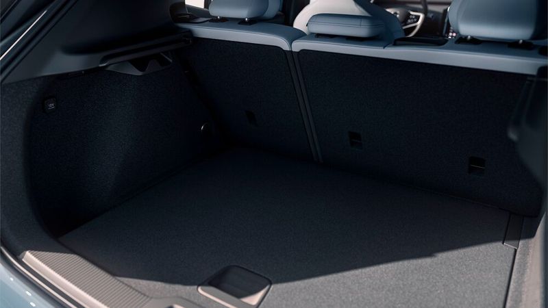 Der Kofferraum ist, wenig überraschend, kein Raumwunder. (Bild: Volvo)
