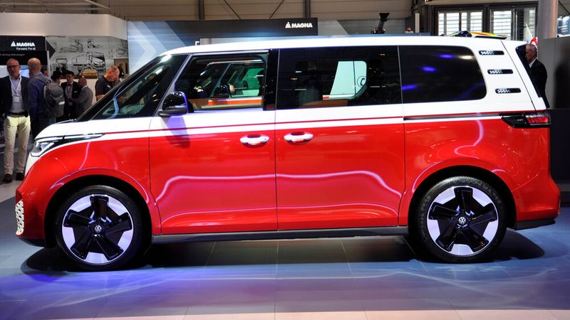 VW hat mit dem ID Buzz ein Heimspiel. Dementsprechend zeigt VW Nutzfahrzeuge in Hannover diverse Möglichkeiten, was mit dem Elektro-Bulli anzufangen ist. (Bild: Wehner/Vogel Communications Group)