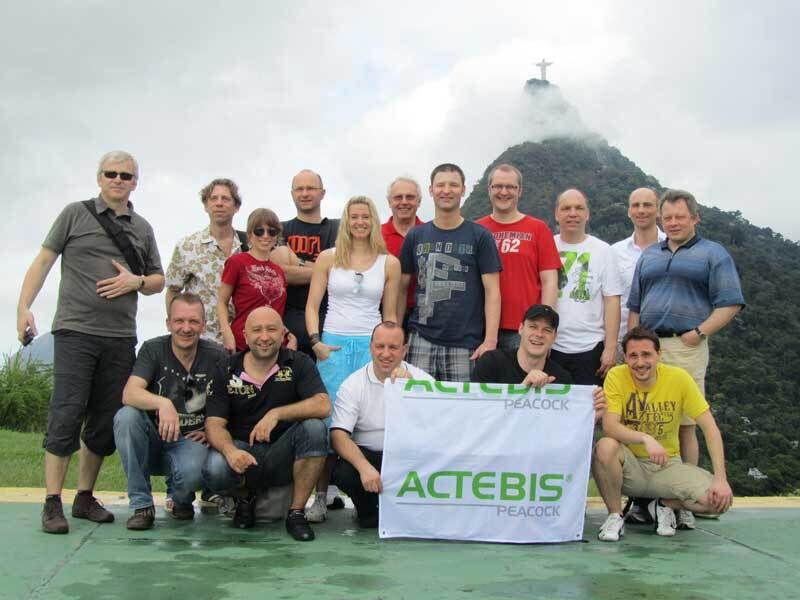 Die glücklichen Gewinner des Actebis-Lenovo-Incentives; im Hintergrund der Zuckerhut (Archiv: Vogel Business Media)