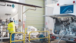 Ab sofort liefert auch der Linde-Produktionsstandort Salzgitter Flüssigstickstoff in Pharmaqualität. Die notwendigen technischen und organisatorischen Voraussetzungen umfassen insbesondere eine umfangreiche Analytik sowie eine Risikoanalyse des Herstellprozesses bis zur Abtankung in den TKW. (Robert Fischer/ Linde)