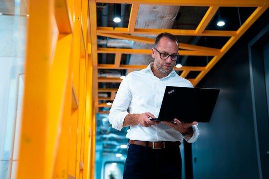 Der auf Fertigung und Logistik ausgerichtete Digitalisierungsspezialist Aimtec verrät hier, wie man als Automobilzulieferer in Zukunft resilienter werden kann. Dazu muss man nur drei Tipps beherzigen ...(Bild:  Aimtec)