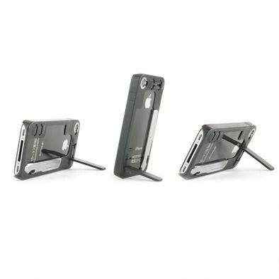 Mit dem ReadyCase von Redbag.de wird das iPhone 5 zu Mac Gyver. Dieses Schweizermesser unter den iPhone-Cases enthält nämlich einen USB-Stick, den man auch gleich als Telefon-Ständer verwenden kann, ein Multifunktionswerkzeug mit Messer, Schraubenzieher und Flaschenöffner, eine Vorrichtung für Kamerobjektive und einen Kopfhörer-Clip, der einen den lästigen Kabelsalat endgültig vergessen lässt. Und das alles in einem robusten 3mm-Gehäuse für 59,95 Euro bei radbag.de.  (www.radbag.de)