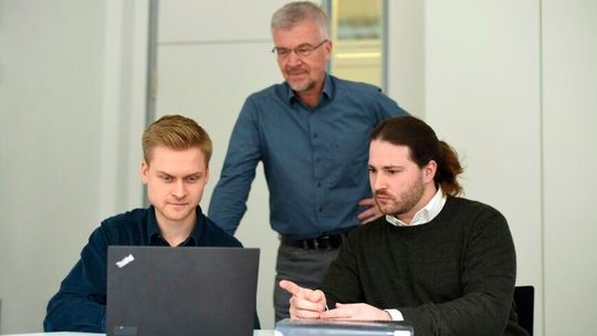 Alexander Wagner, Prof. Dr. Steffen Hardt, Dr. Aaron Ratschow (v. l. n. r.) vom Fachgebiet Nano- und Mikrofluidik (Fachbereich Maschinenbau).(Bild:  Florian Stoll)