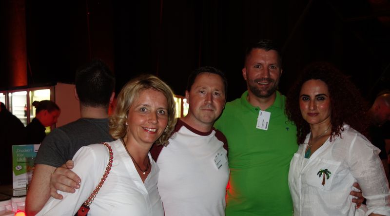 Stephanie Steen, IT-BUSINESS, mit Stefan Schmitt, TAROX, Thorsten Flügel, EK Servicegroup, und Besa, IT-BUSINESS (Bild: IT-BUSINESS)