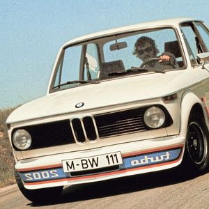 Der BMW 2002 Turbo debütierte 1973 als erstes europäisches Serienfahrzeug mit Abgasturbolader und Benzineinspritzung. Der bekannte intern M10 genannte Vierzylindermotor leistete statt 130 nunmehr 170 PS (125 kW). Er kostete 1973 18.720 DM, was heute 34.173 entspricht. (Bild:  BMW Group Classic)
